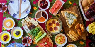 Vitamin Dostu Kahvaltı Önerileri Güne dengeli ve besleyici bir öğünle başlamak, gün boyunca ihtiyaç duyulan enerjinin karşılanmasına yardımcı olabilir. Özellikle farklı besin gruplarının bir arada tüketildiği kahvaltılar, günlük beslenme düzeninin daha çeşitli hale gelmesini sağlayabilir. Son dönemde sağlıklı yaşam alışkanlıklarının daha fazla önem kazanmasıyla birlikte Vitamin Dostu Kahvaltı Önerileri de sofralarda daha fazla ilgi görmeye başladı. Taze sebzeler, meyveler, yumurta, süt ürünleri, tam tahıllar ve kuruyemişler kahvaltıların besleyici yönünü güçlendiren seçenekler arasında bulunuyor. Konulu bir haber görseli.