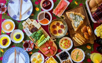 Vitamin Dostu Kahvaltı Önerileri Güne dengeli ve besleyici bir öğünle başlamak, gün boyunca ihtiyaç duyulan enerjinin karşılanmasına yardımcı olabilir. Özellikle farklı besin gruplarının bir arada tüketildiği kahvaltılar, günlük beslenme düzeninin daha çeşitli hale gelmesini sağlayabilir. Son dönemde sağlıklı yaşam alışkanlıklarının daha fazla önem kazanmasıyla birlikte Vitamin Dostu Kahvaltı Önerileri de sofralarda daha fazla ilgi görmeye başladı. Taze sebzeler, meyveler, yumurta, süt ürünleri, tam tahıllar ve kuruyemişler kahvaltıların besleyici yönünü güçlendiren seçenekler arasında bulunuyor. Konulu bir haber görseli.