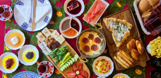 Güne dengeli ve besleyici bir öğünle başlamak, gün boyunca ihtiyaç duyulan enerjinin karşılanmasına yardımcı olabilir. Özellikle farklı besin gruplarının bir arada tüketildiği kahvaltılar, günlük beslenme düzeninin daha çeşitli hale gelmesini sağlayabilir. Son dönemde sağlıklı yaşam alışkanlıklarının daha fazla önem kazanmasıyla birlikte Vitamin Dostu Kahvaltı Önerileri de sofralarda daha fazla ilgi görmeye başladı. Taze sebzeler, meyveler, yumurta, süt ürünleri, tam tahıllar ve kuruyemişler kahvaltıların besleyici yönünü güçlendiren seçenekler arasında bulunuyor. Konulu bir haber görseli.