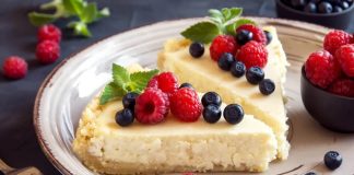 Vitamin Dostu Tatlı Alternatifleri Tatlı tüketimi, dengeli beslenme düzeninde tamamen vazgeçilmesi gereken bir alışkanlık olarak görülmek yerine, doğru içeriklerle daha dengeli hale getirilebilecek bir tercih olarak değerlendiriliyor. Özellikle meyveler, yoğurt, kuruyemişler ve bazı tahıl ürünleri kullanılarak hazırlanan tatlılar, klasik tatlılara alternatif oluşturabiliyor. Bu noktada Vitamin Dostu Tatlı Alternatifleri, hem tatlı ihtiyacını karşılamak hem de günlük beslenmede farklı besin kaynaklarına yer vermek isteyenlerin ilgisini çekiyor. Konulu bir haber görseli.
