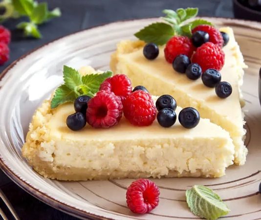 Vitamin Dostu Tatlı Alternatifleri Tatlı tüketimi, dengeli beslenme düzeninde tamamen vazgeçilmesi gereken bir alışkanlık olarak görülmek yerine, doğru içeriklerle daha dengeli hale getirilebilecek bir tercih olarak değerlendiriliyor. Özellikle meyveler, yoğurt, kuruyemişler ve bazı tahıl ürünleri kullanılarak hazırlanan tatlılar, klasik tatlılara alternatif oluşturabiliyor. Bu noktada Vitamin Dostu Tatlı Alternatifleri, hem tatlı ihtiyacını karşılamak hem de günlük beslenmede farklı besin kaynaklarına yer vermek isteyenlerin ilgisini çekiyor. Konulu bir haber görseli.