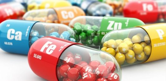 Vitaminler, vücudun sağlıklı biçimde çalışabilmesi için ihtiyaç duyduğu temel besin öğeleri arasında bulunuyor. Bağışıklık sisteminden kemik yapısına, kan hücrelerinin oluşumundan enerji metabolizmasına kadar pek çok farklı süreçte görev alan vitaminlerin yeterli düzeyde alınması önem taşıyor. Bununla birlikte vitamin düzeylerinin sürekli olarak kontrol edilip edilmemesi gerektiği de özellikle takviye kullanan veya geçmişte vitamin eksikliği yaşayan kişilerin merak ettiği konular arasında yer alıyor. Konulu bir haber görseli.