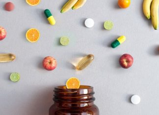 Vücudun normal işleyişini sürdürebilmesi için vitaminlere belirli miktarlarda ihtiyaç duyuluyor. Besinlerle alınan bu mikro besinler; enerji metabolizması, bağışıklık sistemi, kan hücrelerinin oluşumu, sinir sistemi ve kemik sağlığı gibi pek çok süreçte rol oynuyor. Bu nedenle uzun süre boyunca yeterli vitamin alınmaması, kişinin genel sağlık durumunu çeşitli şekillerde etkileyebiliyor. Konulu bir haber görseli.