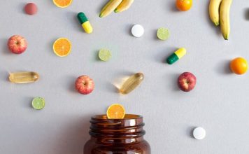 Vitamin Eksikliği Sağlığı Nasıl Etkiliyor? Vücudun normal işleyişini sürdürebilmesi için vitaminlere belirli miktarlarda ihtiyaç duyuluyor. Besinlerle alınan bu mikro besinler; enerji metabolizması, bağışıklık sistemi, kan hücrelerinin oluşumu, sinir sistemi ve kemik sağlığı gibi pek çok süreçte rol oynuyor. Bu nedenle uzun süre boyunca yeterli vitamin alınmaması, kişinin genel sağlık durumunu çeşitli şekillerde etkileyebiliyor. Konulu bir haber görseli.