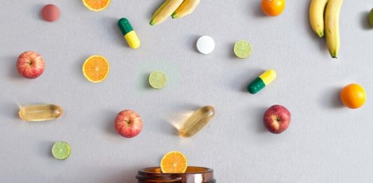 Vitamin Eksikliği Sağlığı Nasıl Etkiliyor? Vücudun normal işleyişini sürdürebilmesi için vitaminlere belirli miktarlarda ihtiyaç duyuluyor. Besinlerle alınan bu mikro besinler; enerji metabolizması, bağışıklık sistemi, kan hücrelerinin oluşumu, sinir sistemi ve kemik sağlığı gibi pek çok süreçte rol oynuyor. Bu nedenle uzun süre boyunca yeterli vitamin alınmaması, kişinin genel sağlık durumunu çeşitli şekillerde etkileyebiliyor. Konulu bir haber görseli.