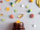 Vitamin Eksikliği Sağlığı Nasıl Etkiliyor? Vücudun normal işleyişini sürdürebilmesi için vitaminlere belirli miktarlarda ihtiyaç duyuluyor. Besinlerle alınan bu mikro besinler; enerji metabolizması, bağışıklık sistemi, kan hücrelerinin oluşumu, sinir sistemi ve kemik sağlığı gibi pek çok süreçte rol oynuyor. Bu nedenle uzun süre boyunca yeterli vitamin alınmaması, kişinin genel sağlık durumunu çeşitli şekillerde etkileyebiliyor. Konulu bir haber görseli.