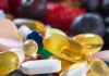 Vitamin Eksikliği Yaşam Kalitesini Nasıl Etkiliyor? Vitaminler, vücudun sağlıklı şekilde çalışabilmesi için küçük miktarlarda ihtiyaç duyduğu ancak önemli görevler üstlenen besin öğeleri arasında bulunuyor. Enerji metabolizmasından bağışıklık sistemine, sinir sistemi işlevlerinden kan hücrelerinin oluşumuna kadar pek çok biyolojik süreçte farklı vitaminlerin rolü bulunuyor. Bu nedenle vitamin eksikliği, yalnızca belirli bir sağlık göstergesini değil, kişinin günlük yaşamındaki enerjisini, fiziksel kapasitesini ve genel iyilik halini de etkileyebiliyor. Konulu bir haber görseli.