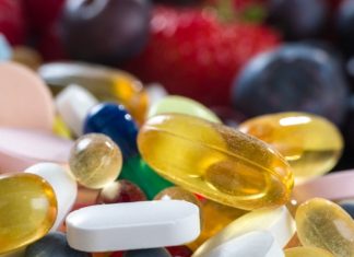 Vitamin Eksikliği Yaşam Kalitesini Nasıl Etkiliyor? Vitaminler, vücudun sağlıklı şekilde çalışabilmesi için küçük miktarlarda ihtiyaç duyduğu ancak önemli görevler üstlenen besin öğeleri arasında bulunuyor. Enerji metabolizmasından bağışıklık sistemine, sinir sistemi işlevlerinden kan hücrelerinin oluşumuna kadar pek çok biyolojik süreçte farklı vitaminlerin rolü bulunuyor. Bu nedenle vitamin eksikliği, yalnızca belirli bir sağlık göstergesini değil, kişinin günlük yaşamındaki enerjisini, fiziksel kapasitesini ve genel iyilik halini de etkileyebiliyor. Konulu bir haber görseli.