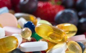 Vitamin Eksikliği Yaşam Kalitesini Nasıl Etkiliyor? Vitaminler, vücudun sağlıklı şekilde çalışabilmesi için küçük miktarlarda ihtiyaç duyduğu ancak önemli görevler üstlenen besin öğeleri arasında bulunuyor. Enerji metabolizmasından bağışıklık sistemine, sinir sistemi işlevlerinden kan hücrelerinin oluşumuna kadar pek çok biyolojik süreçte farklı vitaminlerin rolü bulunuyor. Bu nedenle vitamin eksikliği, yalnızca belirli bir sağlık göstergesini değil, kişinin günlük yaşamındaki enerjisini, fiziksel kapasitesini ve genel iyilik halini de etkileyebiliyor. Konulu bir haber görseli.