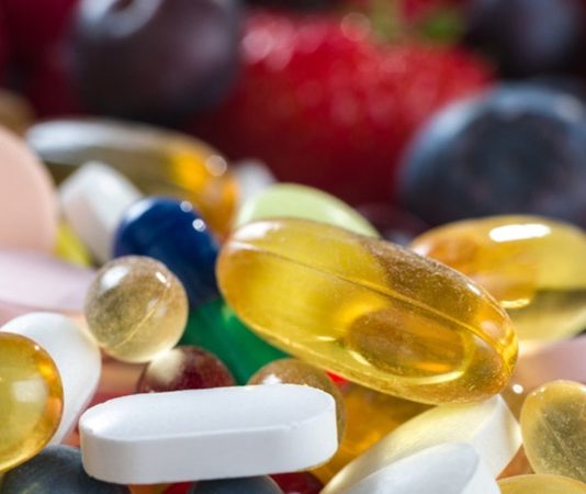 Vitamin Eksikliği Yaşam Kalitesini Nasıl Etkiliyor? Vitaminler, vücudun sağlıklı şekilde çalışabilmesi için küçük miktarlarda ihtiyaç duyduğu ancak önemli görevler üstlenen besin öğeleri arasında bulunuyor. Enerji metabolizmasından bağışıklık sistemine, sinir sistemi işlevlerinden kan hücrelerinin oluşumuna kadar pek çok biyolojik süreçte farklı vitaminlerin rolü bulunuyor. Bu nedenle vitamin eksikliği, yalnızca belirli bir sağlık göstergesini değil, kişinin günlük yaşamındaki enerjisini, fiziksel kapasitesini ve genel iyilik halini de etkileyebiliyor. Konulu bir haber görseli.
