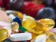 Vitamin Eksikliği Yaşam Kalitesini Nasıl Etkiliyor? Vitaminler, vücudun sağlıklı şekilde çalışabilmesi için küçük miktarlarda ihtiyaç duyduğu ancak önemli görevler üstlenen besin öğeleri arasında bulunuyor. Enerji metabolizmasından bağışıklık sistemine, sinir sistemi işlevlerinden kan hücrelerinin oluşumuna kadar pek çok biyolojik süreçte farklı vitaminlerin rolü bulunuyor. Bu nedenle vitamin eksikliği, yalnızca belirli bir sağlık göstergesini değil, kişinin günlük yaşamındaki enerjisini, fiziksel kapasitesini ve genel iyilik halini de etkileyebiliyor. Konulu bir haber görseli.