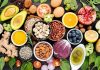 Vitamin Emilimini Artıran Alışkanlıklar Vitaminlerin vücut tarafından yeterli miktarda alınması kadar, besinlerle veya takviyelerle alınan vitaminlerin ne ölçüde emildiği de önem taşıyor. Günlük beslenme düzeninde bazı alışkanlıklar vitaminlerin bağırsaklardan emilimini destekleyebilirken, bazı yanlış uygulamalar ise vücudun bu besin öğelerinden yeterince yararlanmasını zorlaştırabiliyor. Bu nedenle sağlıklı beslenme yalnızca hangi gıdaların tüketildiğiyle değil, bu gıdaların nasıl ve hangi koşullarda tüketildiğiyle de yakından ilişkili. Konulu bir haber görseli.