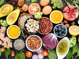 Vitamin Emilimini Artıran Alışkanlıklar Vitaminlerin vücut tarafından yeterli miktarda alınması kadar, besinlerle veya takviyelerle alınan vitaminlerin ne ölçüde emildiği de önem taşıyor. Günlük beslenme düzeninde bazı alışkanlıklar vitaminlerin bağırsaklardan emilimini destekleyebilirken, bazı yanlış uygulamalar ise vücudun bu besin öğelerinden yeterince yararlanmasını zorlaştırabiliyor. Bu nedenle sağlıklı beslenme yalnızca hangi gıdaların tüketildiğiyle değil, bu gıdaların nasıl ve hangi koşullarda tüketildiğiyle de yakından ilişkili. Konulu bir haber görseli.