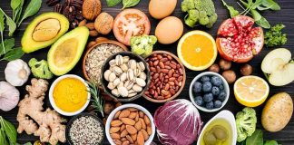 Vitamin Emilimini Artıran Alışkanlıklar Vitaminlerin vücut tarafından yeterli miktarda alınması kadar, besinlerle veya takviyelerle alınan vitaminlerin ne ölçüde emildiği de önem taşıyor. Günlük beslenme düzeninde bazı alışkanlıklar vitaminlerin bağırsaklardan emilimini destekleyebilirken, bazı yanlış uygulamalar ise vücudun bu besin öğelerinden yeterince yararlanmasını zorlaştırabiliyor. Bu nedenle sağlıklı beslenme yalnızca hangi gıdaların tüketildiğiyle değil, bu gıdaların nasıl ve hangi koşullarda tüketildiğiyle de yakından ilişkili. Konulu bir haber görseli.