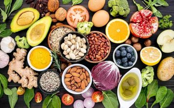 Vitaminlerin vücut tarafından yeterli miktarda alınması kadar, besinlerle veya takviyelerle alınan vitaminlerin ne ölçüde emildiği de önem taşıyor. Günlük beslenme düzeninde bazı alışkanlıklar vitaminlerin bağırsaklardan emilimini destekleyebilirken, bazı yanlış uygulamalar ise vücudun bu besin öğelerinden yeterince yararlanmasını zorlaştırabiliyor. Bu nedenle sağlıklı beslenme yalnızca hangi gıdaların tüketildiğiyle değil, bu gıdaların nasıl ve hangi koşullarda tüketildiğiyle de yakından ilişkili. Konulu bir haber görseli.