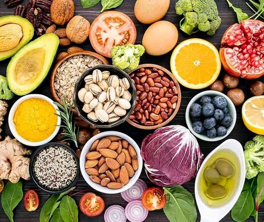 Vitaminlerin vücut tarafından yeterli miktarda alınması kadar, besinlerle veya takviyelerle alınan vitaminlerin ne ölçüde emildiği de önem taşıyor. Günlük beslenme düzeninde bazı alışkanlıklar vitaminlerin bağırsaklardan emilimini destekleyebilirken, bazı yanlış uygulamalar ise vücudun bu besin öğelerinden yeterince yararlanmasını zorlaştırabiliyor. Bu nedenle sağlıklı beslenme yalnızca hangi gıdaların tüketildiğiyle değil, bu gıdaların nasıl ve hangi koşullarda tüketildiğiyle de yakından ilişkili. Konulu bir haber görseli.