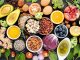 Vitamin Emilimini Artıran Alışkanlıklar Vitaminlerin vücut tarafından yeterli miktarda alınması kadar, besinlerle veya takviyelerle alınan vitaminlerin ne ölçüde emildiği de önem taşıyor. Günlük beslenme düzeninde bazı alışkanlıklar vitaminlerin bağırsaklardan emilimini destekleyebilirken, bazı yanlış uygulamalar ise vücudun bu besin öğelerinden yeterince yararlanmasını zorlaştırabiliyor. Bu nedenle sağlıklı beslenme yalnızca hangi gıdaların tüketildiğiyle değil, bu gıdaların nasıl ve hangi koşullarda tüketildiğiyle de yakından ilişkili. Konulu bir haber görseli.
