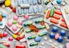 Vitamin Emilimini Artıran Yeni Çalışmalar Vitaminlerin vücutta yeterli düzeyde bulunması yalnızca besinlerle alınan miktara değil, aynı zamanda bu vitaminlerin ne kadarının sindirim sistemi tarafından emilebildiğine de bağlı oluyor. Son yıllarda beslenme ve sağlık alanında yürütülen çalışmalar, vitaminlerin bağırsaklardan emilimini etkileyen mekanizmaların daha ayrıntılı şekilde incelenmesine odaklanıyor. Özellikle besinlerin birlikte tüketilmesi, bağırsak sağlığı, yağların varlığı ve gıdaların hazırlanma biçimi gibi faktörlerin vitamin kullanımındaki rolü araştırılıyor. Konulu bir haber görseli.