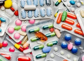 Vitamin Emilimini Artıran Yeni Çalışmalar Vitaminlerin vücutta yeterli düzeyde bulunması yalnızca besinlerle alınan miktara değil, aynı zamanda bu vitaminlerin ne kadarının sindirim sistemi tarafından emilebildiğine de bağlı oluyor. Son yıllarda beslenme ve sağlık alanında yürütülen çalışmalar, vitaminlerin bağırsaklardan emilimini etkileyen mekanizmaların daha ayrıntılı şekilde incelenmesine odaklanıyor. Özellikle besinlerin birlikte tüketilmesi, bağırsak sağlığı, yağların varlığı ve gıdaların hazırlanma biçimi gibi faktörlerin vitamin kullanımındaki rolü araştırılıyor. Konulu bir haber görseli.