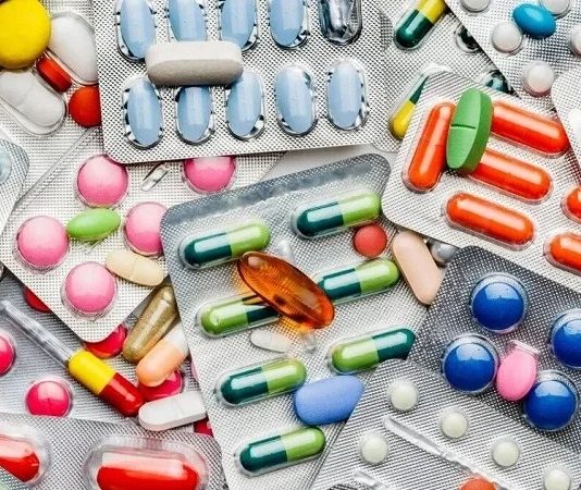Vitaminlerin vücutta yeterli düzeyde bulunması yalnızca besinlerle alınan miktara değil, aynı zamanda bu vitaminlerin ne kadarının sindirim sistemi tarafından emilebildiğine de bağlı oluyor. Son yıllarda beslenme ve sağlık alanında yürütülen çalışmalar, vitaminlerin bağırsaklardan emilimini etkileyen mekanizmaların daha ayrıntılı şekilde incelenmesine odaklanıyor. Özellikle besinlerin birlikte tüketilmesi, bağırsak sağlığı, yağların varlığı ve gıdaların hazırlanma biçimi gibi faktörlerin vitamin kullanımındaki rolü araştırılıyor. Konulu bir haber görseli.