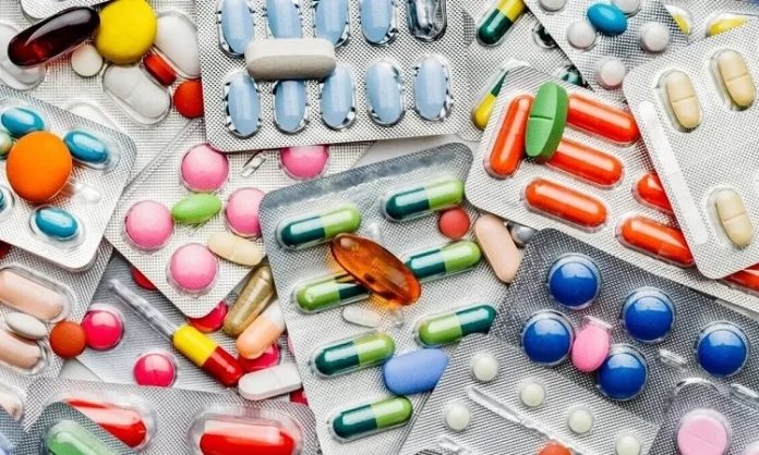 Vitamin Emilimini Artıran Yeni Çalışmalar Vitaminlerin vücutta yeterli düzeyde bulunması yalnızca besinlerle alınan miktara değil, aynı zamanda bu vitaminlerin ne kadarının sindirim sistemi tarafından emilebildiğine de bağlı oluyor. Son yıllarda beslenme ve sağlık alanında yürütülen çalışmalar, vitaminlerin bağırsaklardan emilimini etkileyen mekanizmaların daha ayrıntılı şekilde incelenmesine odaklanıyor. Özellikle besinlerin birlikte tüketilmesi, bağırsak sağlığı, yağların varlığı ve gıdaların hazırlanma biçimi gibi faktörlerin vitamin kullanımındaki rolü araştırılıyor. Konulu bir haber görseli.