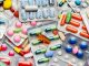 Vitamin Emilimini Artıran Yeni Çalışmalar Vitaminlerin vücutta yeterli düzeyde bulunması yalnızca besinlerle alınan miktara değil, aynı zamanda bu vitaminlerin ne kadarının sindirim sistemi tarafından emilebildiğine de bağlı oluyor. Son yıllarda beslenme ve sağlık alanında yürütülen çalışmalar, vitaminlerin bağırsaklardan emilimini etkileyen mekanizmaların daha ayrıntılı şekilde incelenmesine odaklanıyor. Özellikle besinlerin birlikte tüketilmesi, bağırsak sağlığı, yağların varlığı ve gıdaların hazırlanma biçimi gibi faktörlerin vitamin kullanımındaki rolü araştırılıyor. Konulu bir haber görseli.