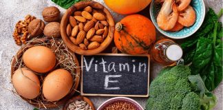 Vücudun sağlıklı işleyişinde önemli rol oynayan vitaminlerden biri olan Vitamin E, özellikle antioksidan özellikleri ve hücreleri oksidatif stresin etkilerinden korumaya yardımcı olmasıyla öne çıkıyor. Yağda çözünen bir vitamin olan E vitamini, hücre zarlarının korunmasından bağışıklık sisteminin normal fonksiyonlarına kadar birçok biyolojik süreçte görev alıyor. Son yıllarda yapılan araştırmalar ise Vitamin E ve hücre sağlığı arasındaki ilişkinin yalnızca antioksidan etkilerle sınırlı olmadığını, hücresel iletişim ve bağışıklık gibi farklı mekanizmaların da araştırıldığını gösteriyor. Konulu bir haber görseli.