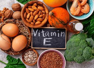 Vitamin E’nin Hücre Sağlığına Etkileri Vücudun sağlıklı işleyişinde önemli rol oynayan vitaminlerden biri olan Vitamin E, özellikle antioksidan özellikleri ve hücreleri oksidatif stresin etkilerinden korumaya yardımcı olmasıyla öne çıkıyor. Yağda çözünen bir vitamin olan E vitamini, hücre zarlarının korunmasından bağışıklık sisteminin normal fonksiyonlarına kadar birçok biyolojik süreçte görev alıyor. Son yıllarda yapılan araştırmalar ise Vitamin E ve hücre sağlığı arasındaki ilişkinin yalnızca antioksidan etkilerle sınırlı olmadığını, hücresel iletişim ve bağışıklık gibi farklı mekanizmaların da araştırıldığını gösteriyor. Konulu bir haber görseli.