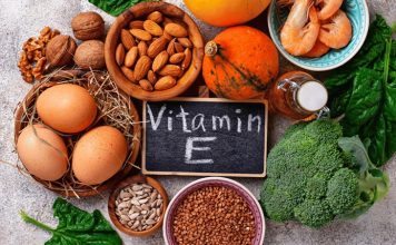 Vitamin E’nin Hücre Sağlığına Etkileri Vücudun sağlıklı işleyişinde önemli rol oynayan vitaminlerden biri olan Vitamin E, özellikle antioksidan özellikleri ve hücreleri oksidatif stresin etkilerinden korumaya yardımcı olmasıyla öne çıkıyor. Yağda çözünen bir vitamin olan E vitamini, hücre zarlarının korunmasından bağışıklık sisteminin normal fonksiyonlarına kadar birçok biyolojik süreçte görev alıyor. Son yıllarda yapılan araştırmalar ise Vitamin E ve hücre sağlığı arasındaki ilişkinin yalnızca antioksidan etkilerle sınırlı olmadığını, hücresel iletişim ve bağışıklık gibi farklı mekanizmaların da araştırıldığını gösteriyor. Konulu bir haber görseli.