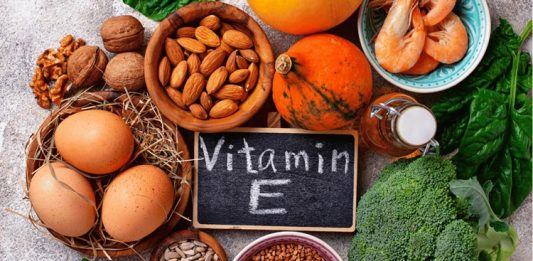 Vücudun sağlıklı işleyişinde önemli rol oynayan vitaminlerden biri olan Vitamin E, özellikle antioksidan özellikleri ve hücreleri oksidatif stresin etkilerinden korumaya yardımcı olmasıyla öne çıkıyor. Yağda çözünen bir vitamin olan E vitamini, hücre zarlarının korunmasından bağışıklık sisteminin normal fonksiyonlarına kadar birçok biyolojik süreçte görev alıyor. Son yıllarda yapılan araştırmalar ise Vitamin E ve hücre sağlığı arasındaki ilişkinin yalnızca antioksidan etkilerle sınırlı olmadığını, hücresel iletişim ve bağışıklık gibi farklı mekanizmaların da araştırıldığını gösteriyor. Konulu bir haber görseli.
