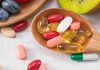 Vitamin Fazlalığının Olası Riskleri Vitaminler, vücudun normal işleyişini sürdürebilmesi için gerekli olan temel besin öğeleri arasında bulunuyor. Bağışıklık sisteminden enerji metabolizmasına, kemik sağlığından sinir sistemi faaliyetlerine kadar çok sayıda biyolojik süreçte görev alan vitaminler, yeterli miktarda alındığında önemli faydalar sağlıyor. Ancak ihtiyaç duyulandan daha fazla vitamin almak her zaman daha sağlıklı olmak anlamına gelmiyor. Özellikle yüksek doz takviyelerin bilinçsiz kullanılması, bazı vitaminlerin vücutta birikmesine veya istenmeyen etkilere yol açmasına neden olabiliyor. Konulu bir haber görseli.