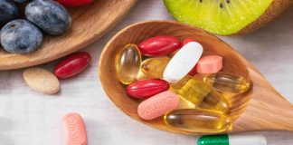 Vitaminler, vücudun normal işleyişini sürdürebilmesi için gerekli olan temel besin öğeleri arasında bulunuyor. Bağışıklık sisteminden enerji metabolizmasına, kemik sağlığından sinir sistemi faaliyetlerine kadar çok sayıda biyolojik süreçte görev alan vitaminler, yeterli miktarda alındığında önemli faydalar sağlıyor. Ancak ihtiyaç duyulandan daha fazla vitamin almak her zaman daha sağlıklı olmak anlamına gelmiyor. Özellikle yüksek doz takviyelerin bilinçsiz kullanılması, bazı vitaminlerin vücutta birikmesine veya istenmeyen etkilere yol açmasına neden olabiliyor. Konulu bir haber görseli.