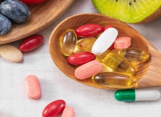 Vitaminler, vücudun normal işleyişini sürdürebilmesi için gerekli olan temel besin öğeleri arasında bulunuyor. Bağışıklık sisteminden enerji metabolizmasına, kemik sağlığından sinir sistemi faaliyetlerine kadar çok sayıda biyolojik süreçte görev alan vitaminler, yeterli miktarda alındığında önemli faydalar sağlıyor. Ancak ihtiyaç duyulandan daha fazla vitamin almak her zaman daha sağlıklı olmak anlamına gelmiyor. Özellikle yüksek doz takviyelerin bilinçsiz kullanılması, bazı vitaminlerin vücutta birikmesine veya istenmeyen etkilere yol açmasına neden olabiliyor. Konulu bir haber görseli.