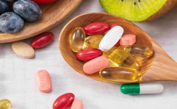 Vitamin Fazlalığının Olası Riskleri Vitaminler, vücudun normal işleyişini sürdürebilmesi için gerekli olan temel besin öğeleri arasında bulunuyor. Bağışıklık sisteminden enerji metabolizmasına, kemik sağlığından sinir sistemi faaliyetlerine kadar çok sayıda biyolojik süreçte görev alan vitaminler, yeterli miktarda alındığında önemli faydalar sağlıyor. Ancak ihtiyaç duyulandan daha fazla vitamin almak her zaman daha sağlıklı olmak anlamına gelmiyor. Özellikle yüksek doz takviyelerin bilinçsiz kullanılması, bazı vitaminlerin vücutta birikmesine veya istenmeyen etkilere yol açmasına neden olabiliyor. Konulu bir haber görseli.