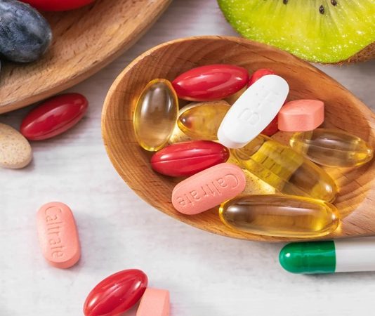 Vitaminler, vücudun normal işleyişini sürdürebilmesi için gerekli olan temel besin öğeleri arasında bulunuyor. Bağışıklık sisteminden enerji metabolizmasına, kemik sağlığından sinir sistemi faaliyetlerine kadar çok sayıda biyolojik süreçte görev alan vitaminler, yeterli miktarda alındığında önemli faydalar sağlıyor. Ancak ihtiyaç duyulandan daha fazla vitamin almak her zaman daha sağlıklı olmak anlamına gelmiyor. Özellikle yüksek doz takviyelerin bilinçsiz kullanılması, bazı vitaminlerin vücutta birikmesine veya istenmeyen etkilere yol açmasına neden olabiliyor. Konulu bir haber görseli.