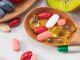 Vitamin Fazlalığının Olası Riskleri Vitaminler, vücudun normal işleyişini sürdürebilmesi için gerekli olan temel besin öğeleri arasında bulunuyor. Bağışıklık sisteminden enerji metabolizmasına, kemik sağlığından sinir sistemi faaliyetlerine kadar çok sayıda biyolojik süreçte görev alan vitaminler, yeterli miktarda alındığında önemli faydalar sağlıyor. Ancak ihtiyaç duyulandan daha fazla vitamin almak her zaman daha sağlıklı olmak anlamına gelmiyor. Özellikle yüksek doz takviyelerin bilinçsiz kullanılması, bazı vitaminlerin vücutta birikmesine veya istenmeyen etkilere yol açmasına neden olabiliyor. Konulu bir haber görseli.