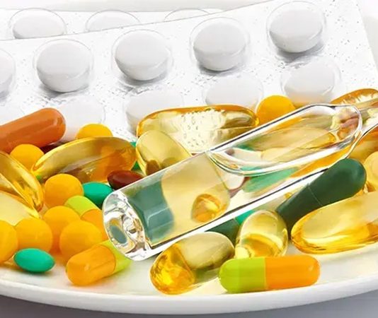 Vitamin Geliştirmede Bilimsel İş Birlikleri Vitaminlerin insan sağlığındaki rolüne ilişkin araştırmalar devam ederken, yeni ürünlerin geliştirilmesinde bilimsel iş birliklerinin önemi giderek artıyor. Üniversiteler, araştırma merkezleri, biyoteknoloji kuruluşları ve üreticiler arasında kurulan ortaklıklar, vitaminlerin yapısının daha ayrıntılı incelenmesine ve farklı kullanım alanlarının araştırılmasına katkı sağlıyor. Özellikle laboratuvar teknolojilerindeki gelişmeler, araştırmacıların vitaminlerin üretim, stabilite ve emilim süreçlerini daha kapsamlı değerlendirmesine imkan tanıyor. Konulu bir haber görseli.