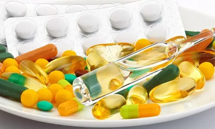 Vitaminlerin insan sağlığındaki rolüne ilişkin araştırmalar devam ederken, yeni ürünlerin geliştirilmesinde bilimsel iş birliklerinin önemi giderek artıyor. Üniversiteler, araştırma merkezleri, biyoteknoloji kuruluşları ve üreticiler arasında kurulan ortaklıklar, vitaminlerin yapısının daha ayrıntılı incelenmesine ve farklı kullanım alanlarının araştırılmasına katkı sağlıyor. Özellikle laboratuvar teknolojilerindeki gelişmeler, araştırmacıların vitaminlerin üretim, stabilite ve emilim süreçlerini daha kapsamlı değerlendirmesine imkan tanıyor. Konulu bir haber görseli.