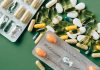 Vitamin Geliştirmede Biyoteknoloji Atılımı Sağlık, beslenme ve gıda teknolojilerinde yaşanan gelişmeler, vitaminlerin elde edilmesi ve geliştirilmesine yönelik araştırmalara yeni bir boyut kazandırıyor. Biyoteknoloji alanındaki ilerlemeler sayesinde mikroorganizmalar, hücresel sistemler ve biyolojik üretim süreçleri kullanılarak farklı vitaminlerin daha kontrollü ve verimli şekilde üretilmesi üzerine çalışmalar yürütülüyor. Bu gelişmeler, hem besin takviyesi sektörünün hem de fonksiyonel gıda araştırmalarının geleceği açısından dikkat çekiyor. Konulu bir haber görseli.