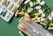 Sağlık, beslenme ve gıda teknolojilerinde yaşanan gelişmeler, vitaminlerin elde edilmesi ve geliştirilmesine yönelik araştırmalara yeni bir boyut kazandırıyor. Biyoteknoloji alanındaki ilerlemeler sayesinde mikroorganizmalar, hücresel sistemler ve biyolojik üretim süreçleri kullanılarak farklı vitaminlerin daha kontrollü ve verimli şekilde üretilmesi üzerine çalışmalar yürütülüyor. Bu gelişmeler, hem besin takviyesi sektörünün hem de fonksiyonel gıda araştırmalarının geleceği açısından dikkat çekiyor. Konulu bir haber görseli.