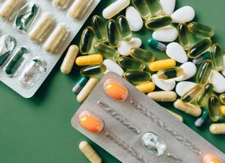 Vitamin Geliştirmede Biyoteknoloji Atılımı Sağlık, beslenme ve gıda teknolojilerinde yaşanan gelişmeler, vitaminlerin elde edilmesi ve geliştirilmesine yönelik araştırmalara yeni bir boyut kazandırıyor. Biyoteknoloji alanındaki ilerlemeler sayesinde mikroorganizmalar, hücresel sistemler ve biyolojik üretim süreçleri kullanılarak farklı vitaminlerin daha kontrollü ve verimli şekilde üretilmesi üzerine çalışmalar yürütülüyor. Bu gelişmeler, hem besin takviyesi sektörünün hem de fonksiyonel gıda araştırmalarının geleceği açısından dikkat çekiyor. Konulu bir haber görseli.