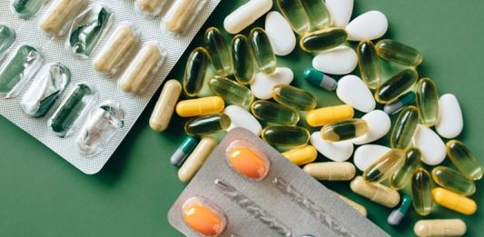 Sağlık, beslenme ve gıda teknolojilerinde yaşanan gelişmeler, vitaminlerin elde edilmesi ve geliştirilmesine yönelik araştırmalara yeni bir boyut kazandırıyor. Biyoteknoloji alanındaki ilerlemeler sayesinde mikroorganizmalar, hücresel sistemler ve biyolojik üretim süreçleri kullanılarak farklı vitaminlerin daha kontrollü ve verimli şekilde üretilmesi üzerine çalışmalar yürütülüyor. Bu gelişmeler, hem besin takviyesi sektörünün hem de fonksiyonel gıda araştırmalarının geleceği açısından dikkat çekiyor. Konulu bir haber görseli.