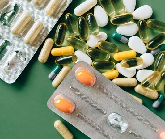 Sağlık, beslenme ve gıda teknolojilerinde yaşanan gelişmeler, vitaminlerin elde edilmesi ve geliştirilmesine yönelik araştırmalara yeni bir boyut kazandırıyor. Biyoteknoloji alanındaki ilerlemeler sayesinde mikroorganizmalar, hücresel sistemler ve biyolojik üretim süreçleri kullanılarak farklı vitaminlerin daha kontrollü ve verimli şekilde üretilmesi üzerine çalışmalar yürütülüyor. Bu gelişmeler, hem besin takviyesi sektörünün hem de fonksiyonel gıda araştırmalarının geleceği açısından dikkat çekiyor. Konulu bir haber görseli.