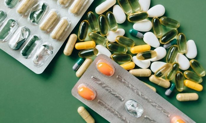 Vitamin Geliştirmede Biyoteknoloji Atılımı Sağlık, beslenme ve gıda teknolojilerinde yaşanan gelişmeler, vitaminlerin elde edilmesi ve geliştirilmesine yönelik araştırmalara yeni bir boyut kazandırıyor. Biyoteknoloji alanındaki ilerlemeler sayesinde mikroorganizmalar, hücresel sistemler ve biyolojik üretim süreçleri kullanılarak farklı vitaminlerin daha kontrollü ve verimli şekilde üretilmesi üzerine çalışmalar yürütülüyor. Bu gelişmeler, hem besin takviyesi sektörünün hem de fonksiyonel gıda araştırmalarının geleceği açısından dikkat çekiyor. Konulu bir haber görseli.