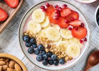 Vitamin İçeren Atıştırmalık Alternatifleri Gün içerisinde ana öğünler kadar ara öğünlerde yapılan seçimler de beslenme düzeninin genel yapısını etkileyebiliyor. Özellikle yoğun çalışma temposu, okul hayatı veya günlük koşuşturma sırasında hızlı ve pratik atıştırmalıklara yönelmek oldukça yaygın. Ancak bu noktada yalnızca açlığı bastırmaya odaklanmak yerine besin değeri daha yüksek seçenekleri değerlendirmek, günlük beslenme düzeninin çeşitlendirilmesine katkı sağlayabiliyor. Konulu bir haber görseli.