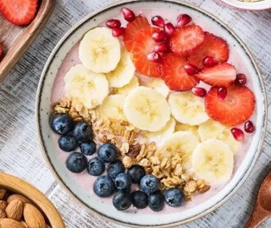 Vitamin İçeren Atıştırmalık Alternatifleri Gün içerisinde ana öğünler kadar ara öğünlerde yapılan seçimler de beslenme düzeninin genel yapısını etkileyebiliyor. Özellikle yoğun çalışma temposu, okul hayatı veya günlük koşuşturma sırasında hızlı ve pratik atıştırmalıklara yönelmek oldukça yaygın. Ancak bu noktada yalnızca açlığı bastırmaya odaklanmak yerine besin değeri daha yüksek seçenekleri değerlendirmek, günlük beslenme düzeninin çeşitlendirilmesine katkı sağlayabiliyor. Konulu bir haber görseli.