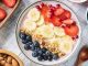 Vitamin İçeren Atıştırmalık Alternatifleri Gün içerisinde ana öğünler kadar ara öğünlerde yapılan seçimler de beslenme düzeninin genel yapısını etkileyebiliyor. Özellikle yoğun çalışma temposu, okul hayatı veya günlük koşuşturma sırasında hızlı ve pratik atıştırmalıklara yönelmek oldukça yaygın. Ancak bu noktada yalnızca açlığı bastırmaya odaklanmak yerine besin değeri daha yüksek seçenekleri değerlendirmek, günlük beslenme düzeninin çeşitlendirilmesine katkı sağlayabiliyor. Konulu bir haber görseli.
