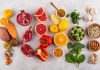 Vitamin İçeren Besinlerle Dengeli Beslenme Vitaminler, vücudun normal işleyişini sürdürebilmesi için gerekli olan temel besin öğeleri arasında yer alıyor. Bağışıklık sisteminden enerji metabolizmasına, kemik sağlığından hücre yenilenmesine kadar birçok farklı süreçte görev alan vitaminlerin önemli bir bölümü günlük beslenme yoluyla alınabiliyor. Bu nedenle sağlıklı bir yaşam için yalnızca vitamin takviyelerine yönelmek yerine farklı besin gruplarını içeren bir beslenme düzeni oluşturmak önem taşıyor. Konulu bir haber görseli.