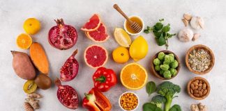 Vitaminler, vücudun normal işleyişini sürdürebilmesi için gerekli olan temel besin öğeleri arasında yer alıyor. Bağışıklık sisteminden enerji metabolizmasına, kemik sağlığından hücre yenilenmesine kadar birçok farklı süreçte görev alan vitaminlerin önemli bir bölümü günlük beslenme yoluyla alınabiliyor. Bu nedenle sağlıklı bir yaşam için yalnızca vitamin takviyelerine yönelmek yerine farklı besin gruplarını içeren bir beslenme düzeni oluşturmak önem taşıyor. Konulu bir haber görseli.