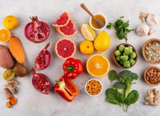 Vitamin İçeren Besinlerle Dengeli Beslenme Vitaminler, vücudun normal işleyişini sürdürebilmesi için gerekli olan temel besin öğeleri arasında yer alıyor. Bağışıklık sisteminden enerji metabolizmasına, kemik sağlığından hücre yenilenmesine kadar birçok farklı süreçte görev alan vitaminlerin önemli bir bölümü günlük beslenme yoluyla alınabiliyor. Bu nedenle sağlıklı bir yaşam için yalnızca vitamin takviyelerine yönelmek yerine farklı besin gruplarını içeren bir beslenme düzeni oluşturmak önem taşıyor. Konulu bir haber görseli.